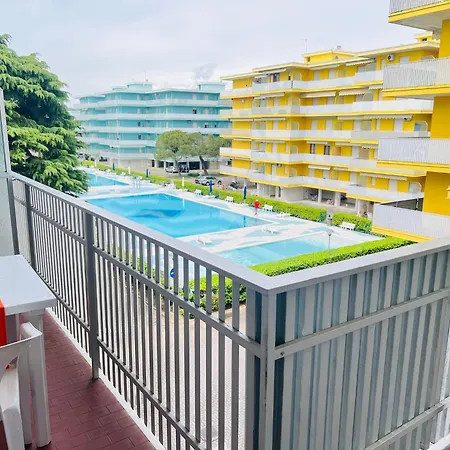 Comfy With Pool Access Apartman